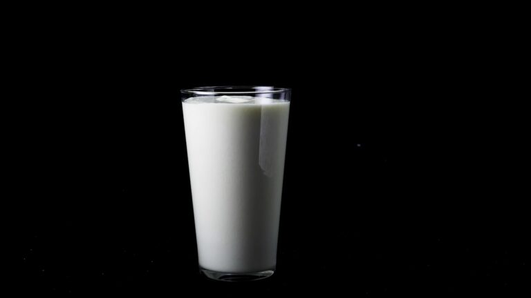 Milk on an Empty Stomach: A Healthy Habit or a Hidden Hazard?