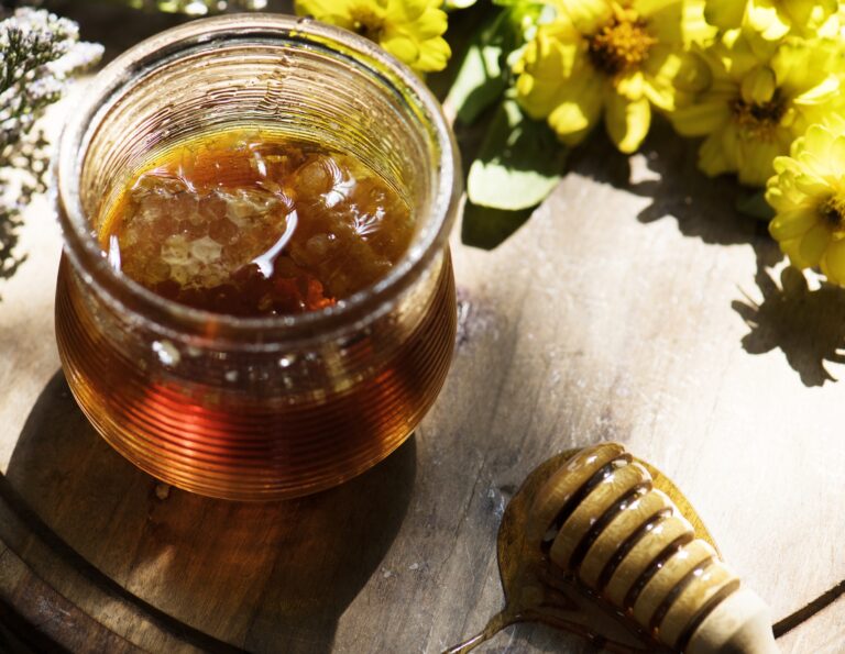 Manuka Honey Unveiling the Healing Power of Nature's Golden Elixir